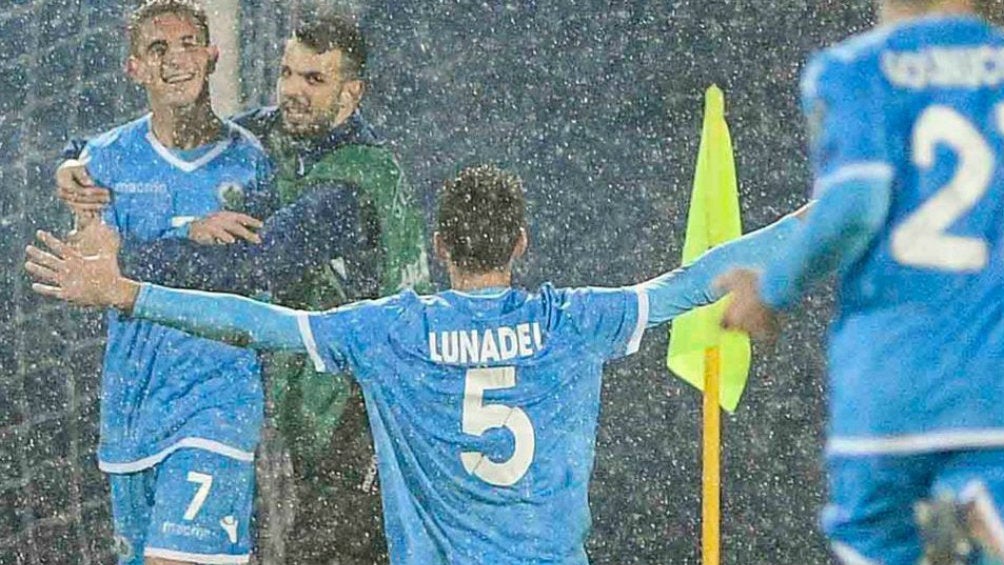 Filippo Berardi festeja con sus compañeros el histórico gol