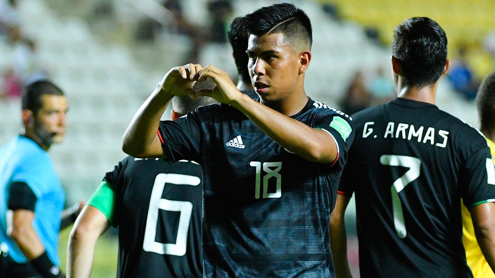 Efraín Álvarez celebra una anotación con el Tri Sub 17 