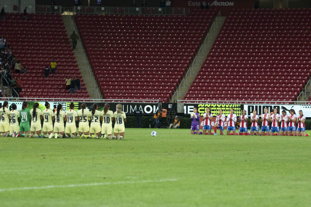 Chivas y América Femenil homenajearon a Vergara con un minuto de silencio por