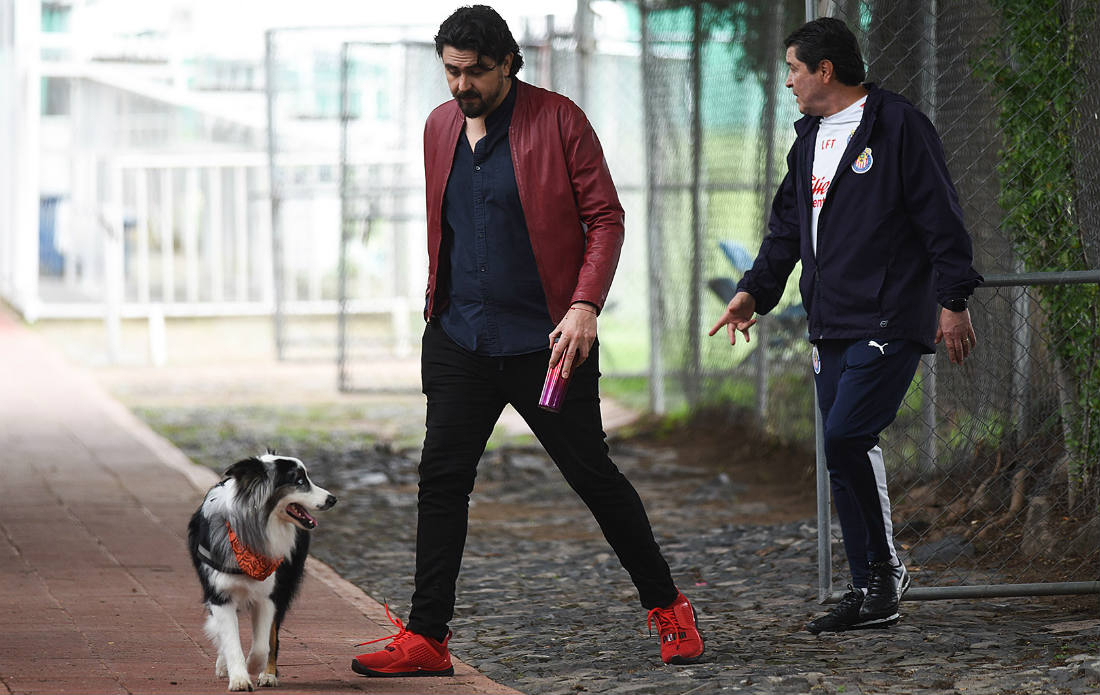 Amaury Vergara con Fernando Tena durante un entrenamiento de Chivas