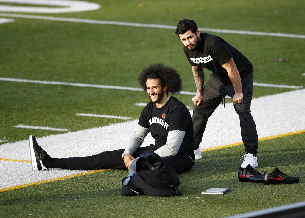 El exquarterback de San Francisco calienta previo al entrenamiento