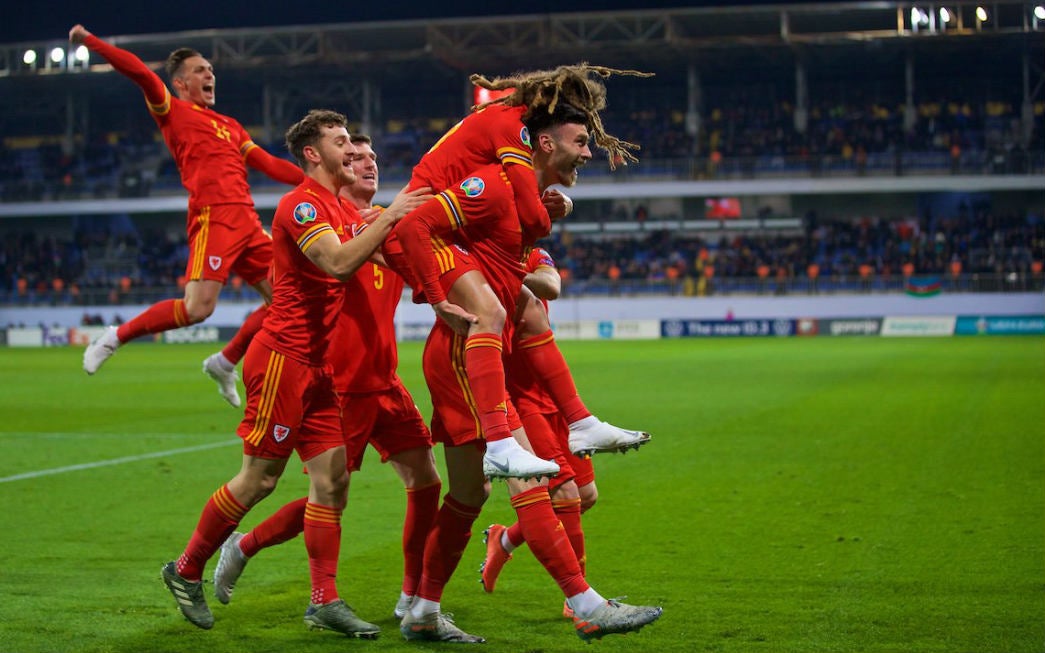 Jugadores de Gales celebrando el segundo gol ante Azerbaiyán