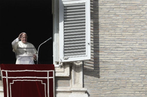 El Papa Francisco bendice a los feligreses en la Plaza de San Pedro