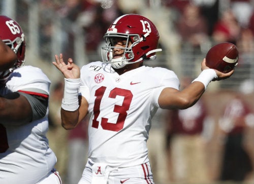 Tua Tagovailoa durante un juego de Alabama