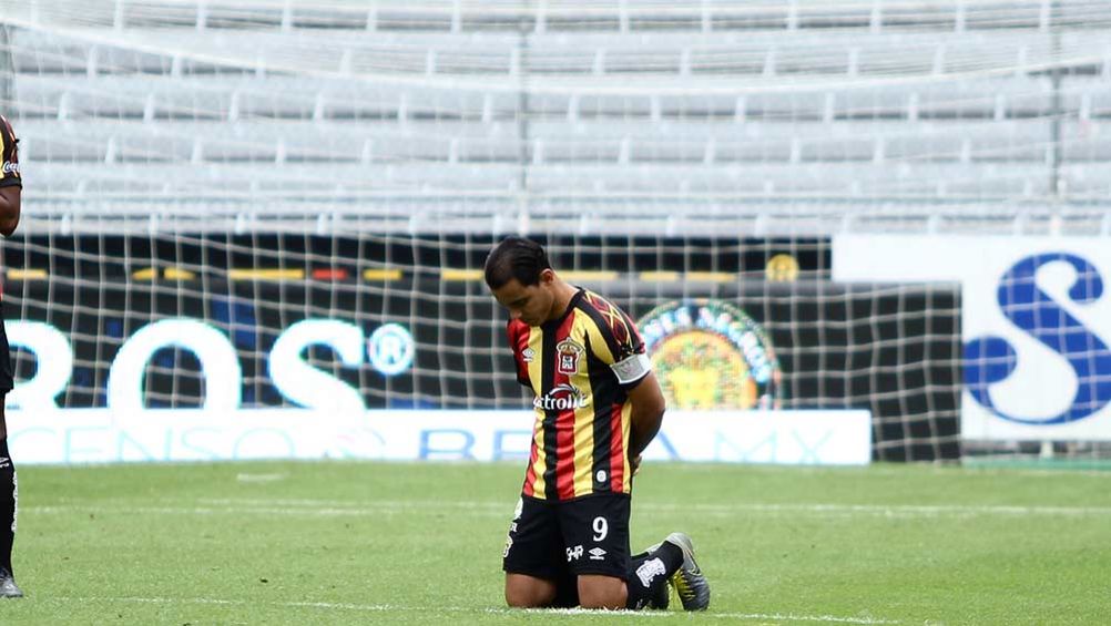 Omar Bravo, de rodillas previo al partido de U de G