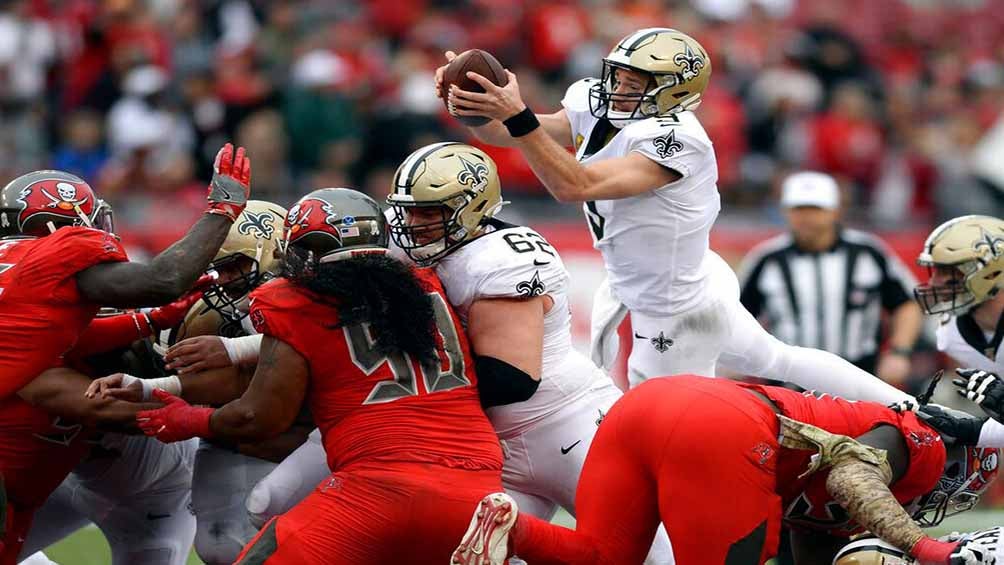 Drew Brees durante el juego ante Buccaneers