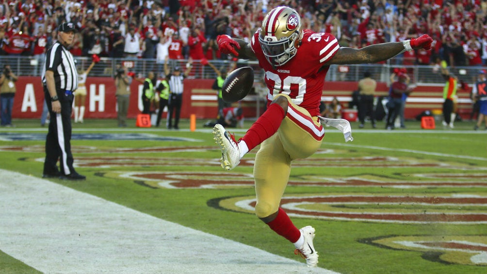 Jeff Wilson festeja la anotación del triunfo de los 49ers