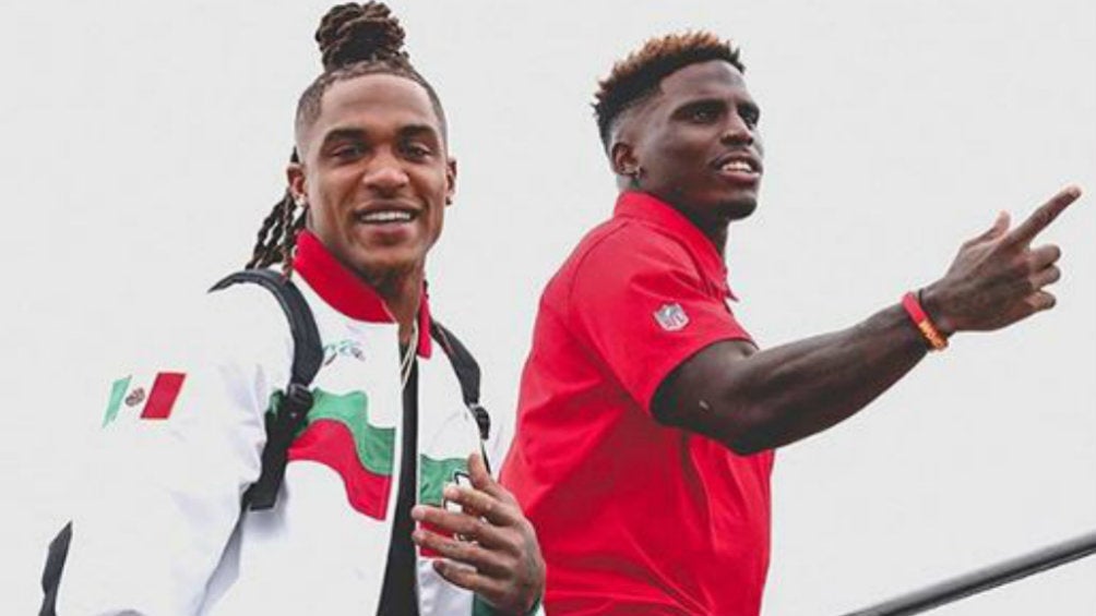 Jugadores de los Chiefs previo al juego en el Estadio Azteca