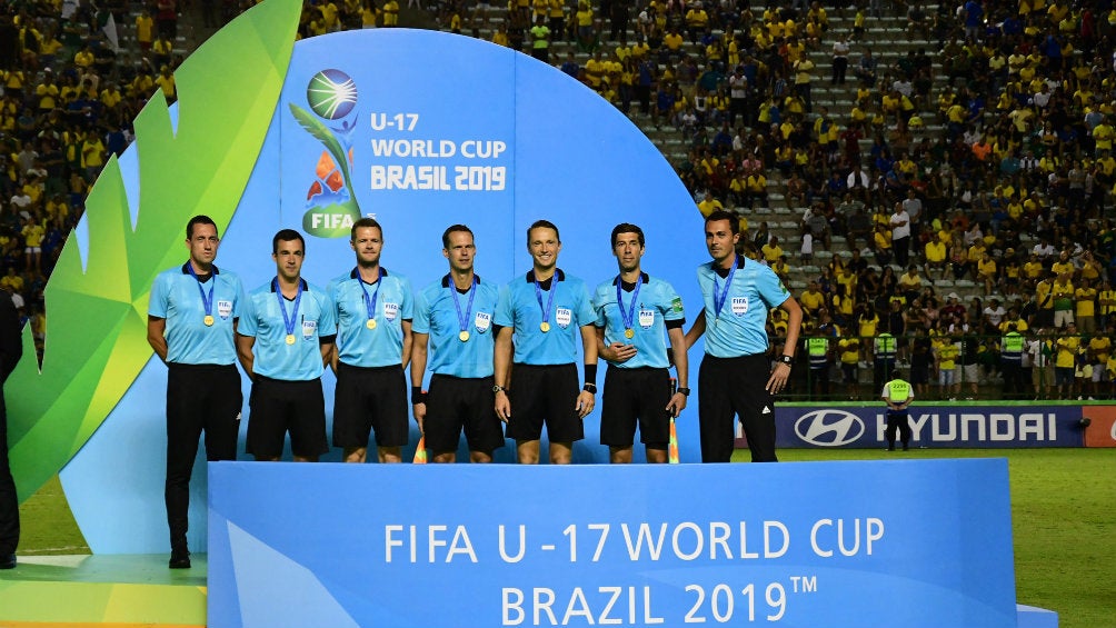 Cuerpo arbitral de la Final del Mundial entre México y Brasil