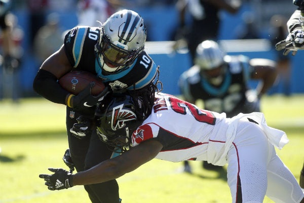 Desmond Trufant derribando a Curtis Samuel