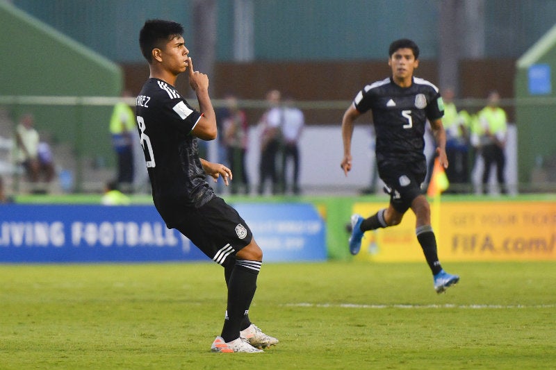 Efrain Alvarez en festejo, durante el juego de Semifinales