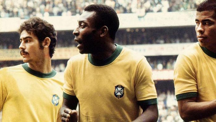 Pelé, en un partido de Brasil