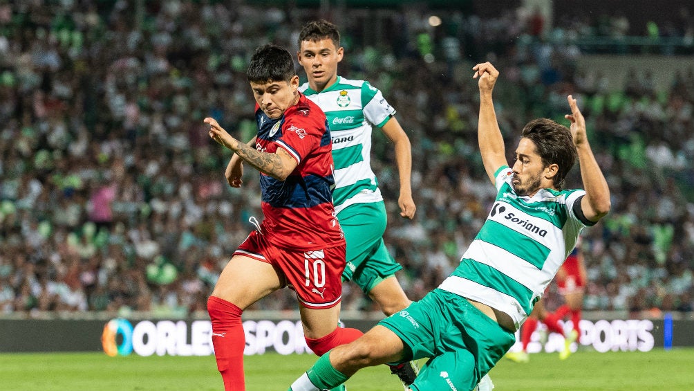 José Eduardo López en el partido entre Santos y Chivas