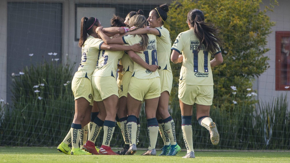 Jugadoras de las Águilas festejan una anotación contra Chivas