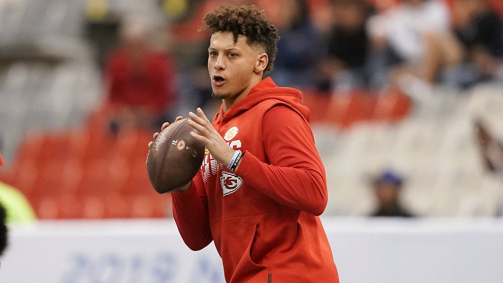 Mahomes se prepara para lanzar el ovoide