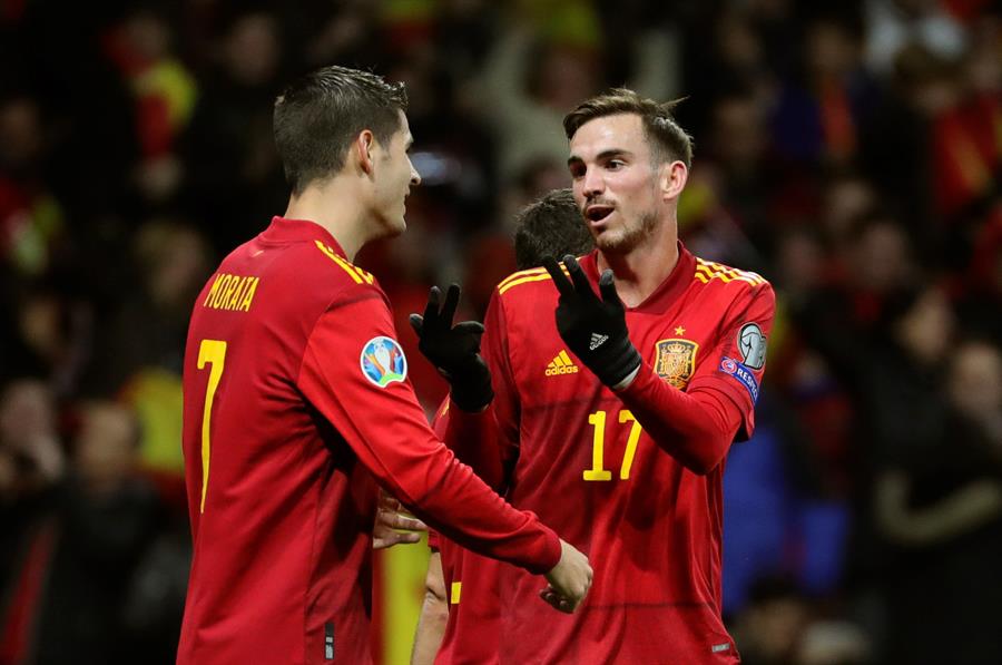 Álvaro Morata y Fabián Ruiz celebran una anotación