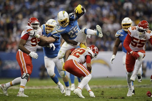 Melvin Gordon salta un rival durante el duelo en el Azteca