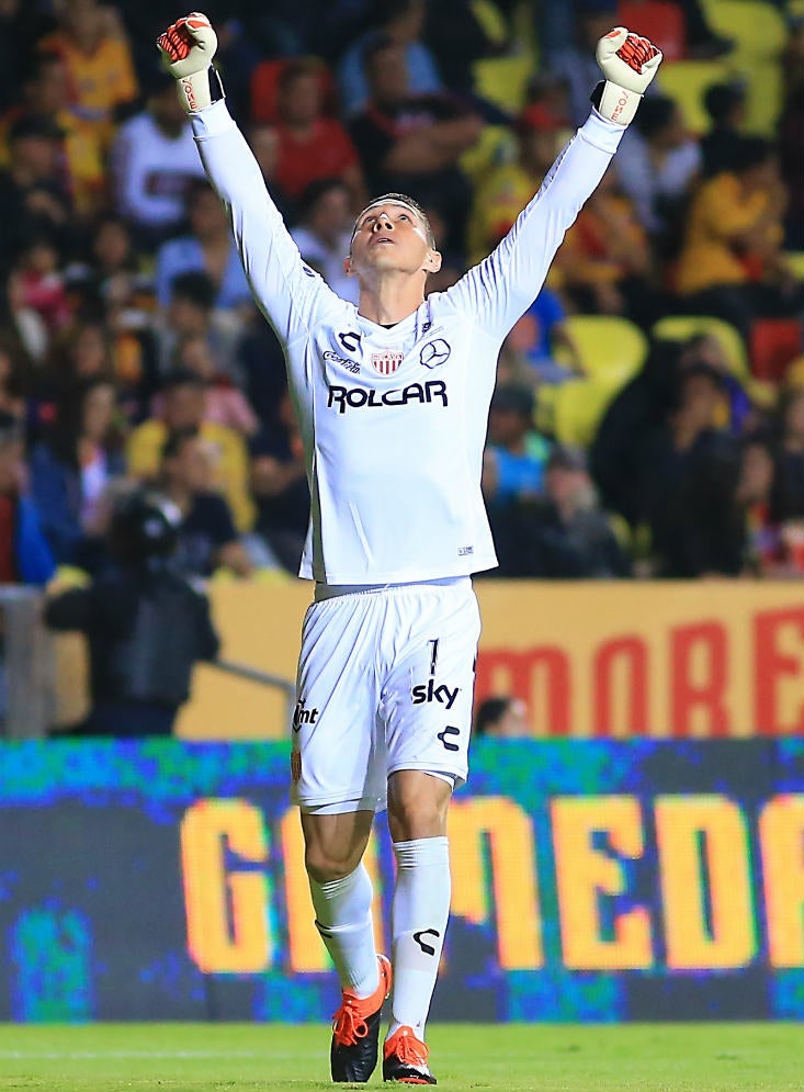 Hugo González en el partido entre Morelia y Necaxa