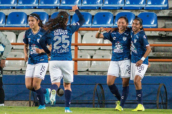 Jugadoras de Pachuca festejan un tanto contra Toluca