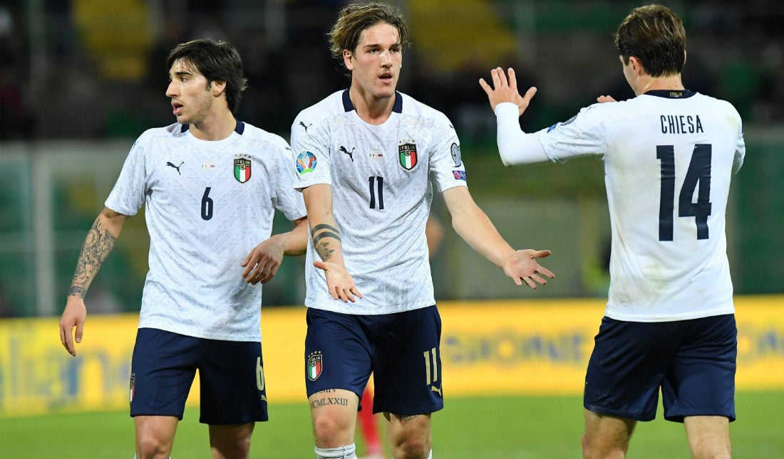 Jugadores italianos celebrando un gol ante Armenia