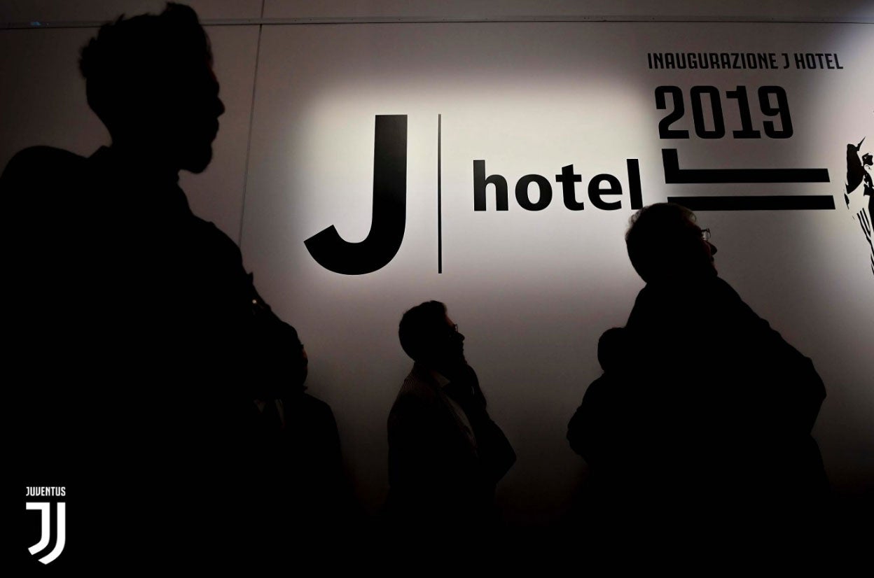 La inauguración del J Hotel