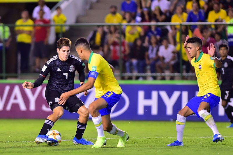 Santiago Muñoz disputa un balón en la Final frente a Brasil