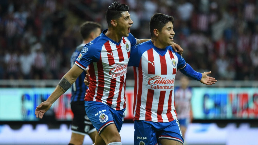 Pulido y López celebrando una anotación con Chivas