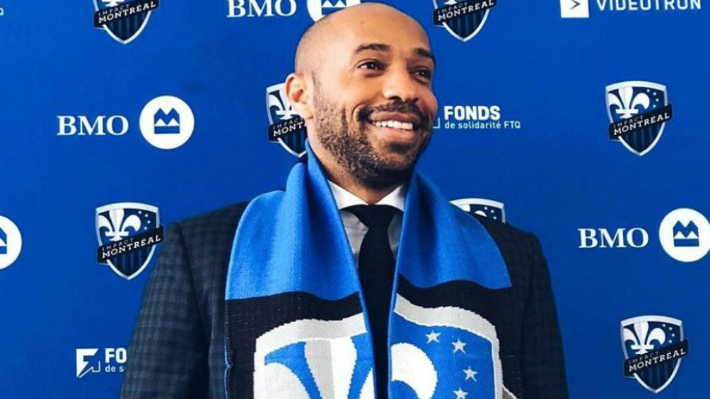 Thierry Henry feliz con la bufanda de Montreal 