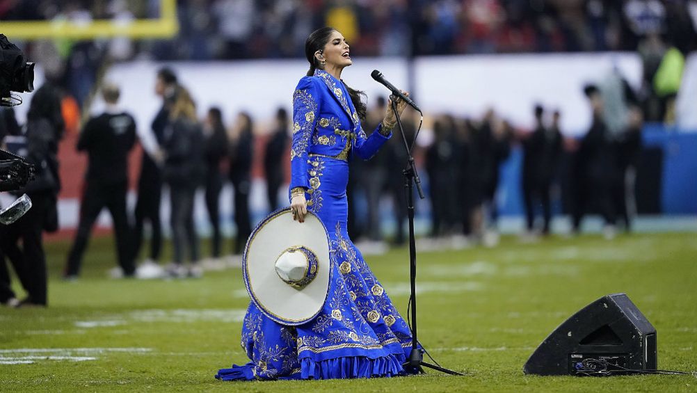 Ana Bárbara entona el Himno Nacional