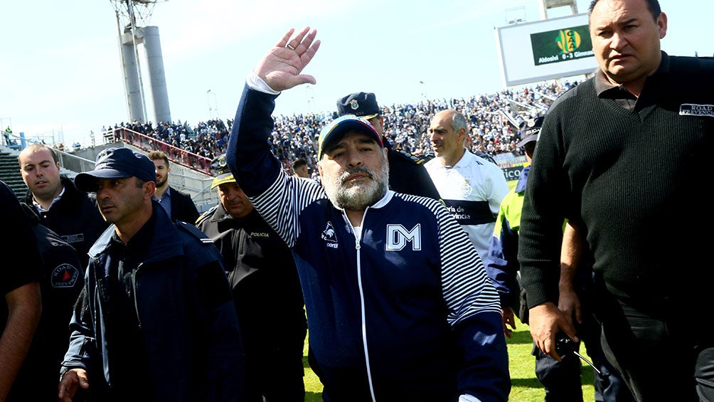 Diego Maradona saluda a los aficionados de Gimnasia y Esgrima La Plata