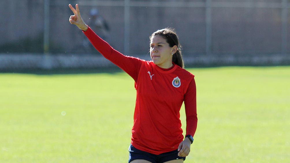 Norma Palafox saluda a los aficionados de Chivas