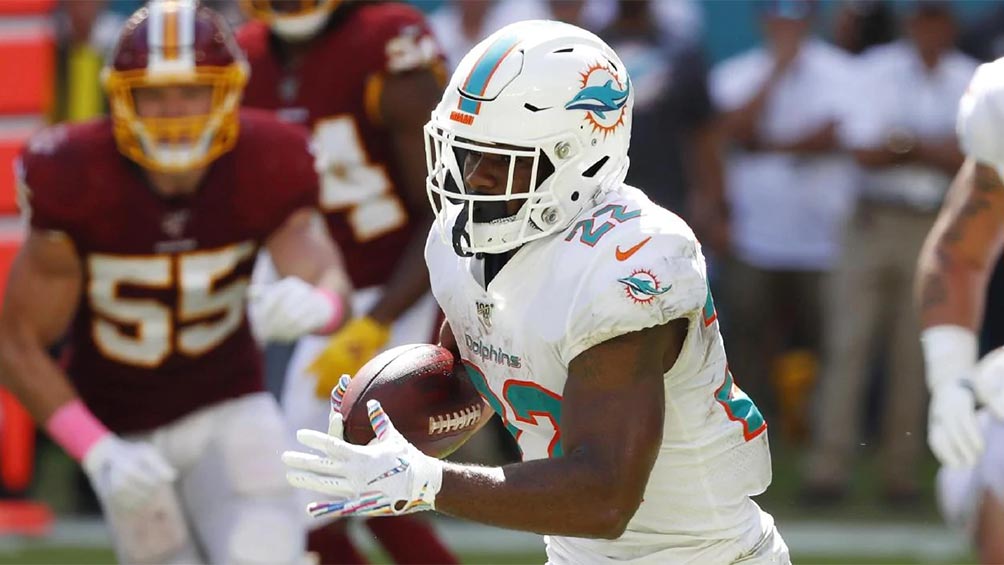 Mark Walton realiza un acarreo con los Dolphins