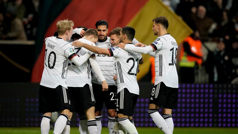 Jugadores alemanes celebrando un gol