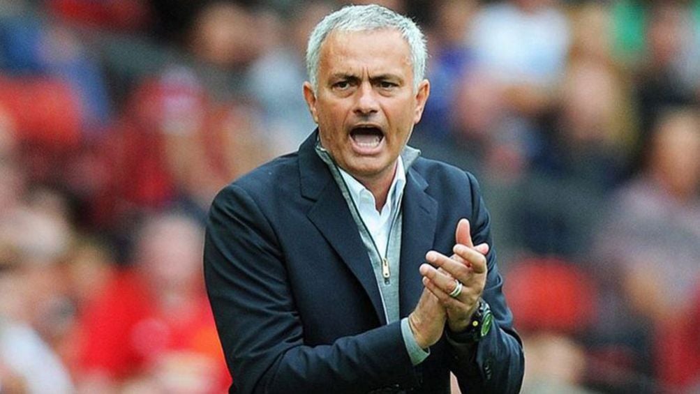 José Mourinho aplaude en un partido