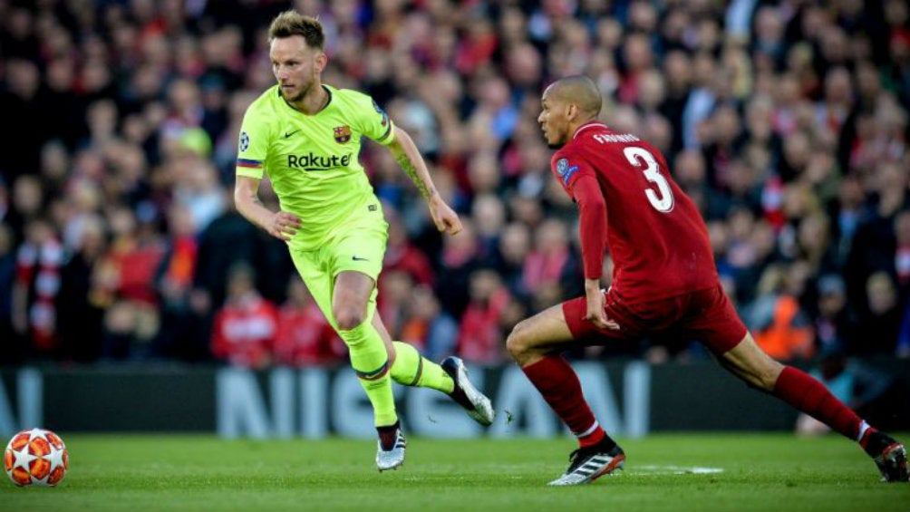 Rakitic conduce el balón ante la persecución de Fabinho 