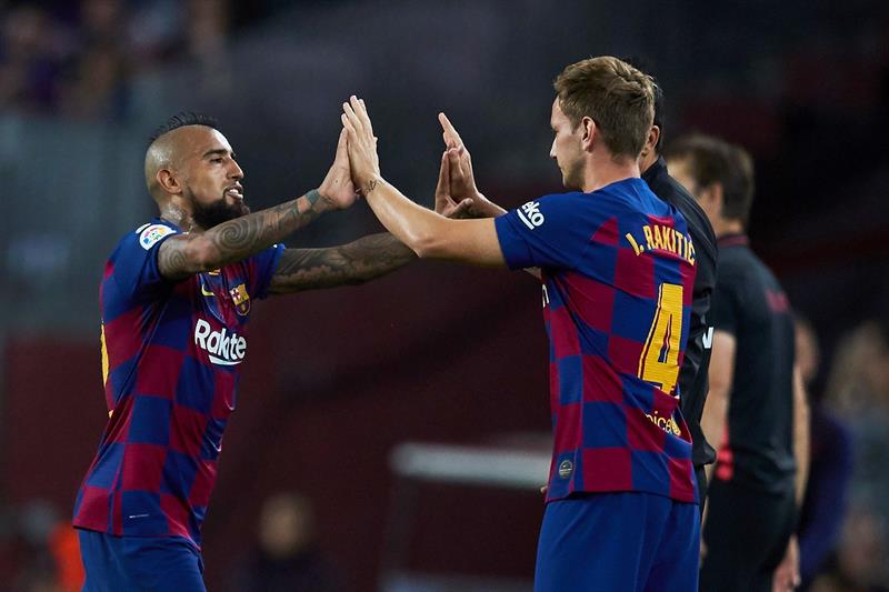 Vidal y Rakitic se saludan en un juego del Barcelona