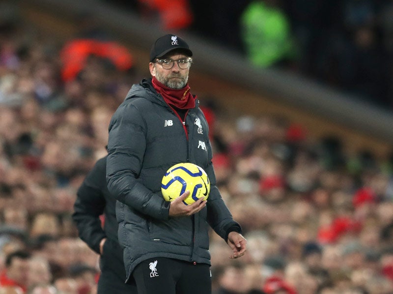 Klopp toma el balón en un juego del Liverpool