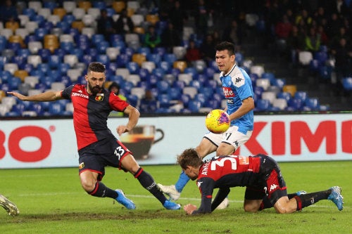 Chucky Lozano durante el juego entre Napoli y Genoa