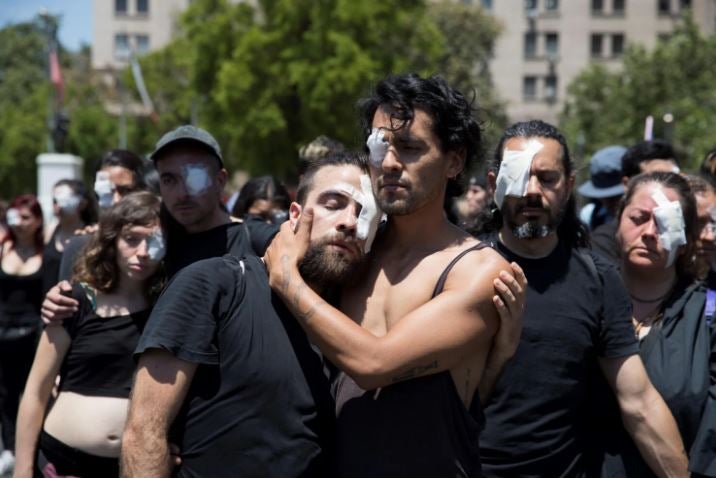 Manifestantes que fueron heridos en el ojo