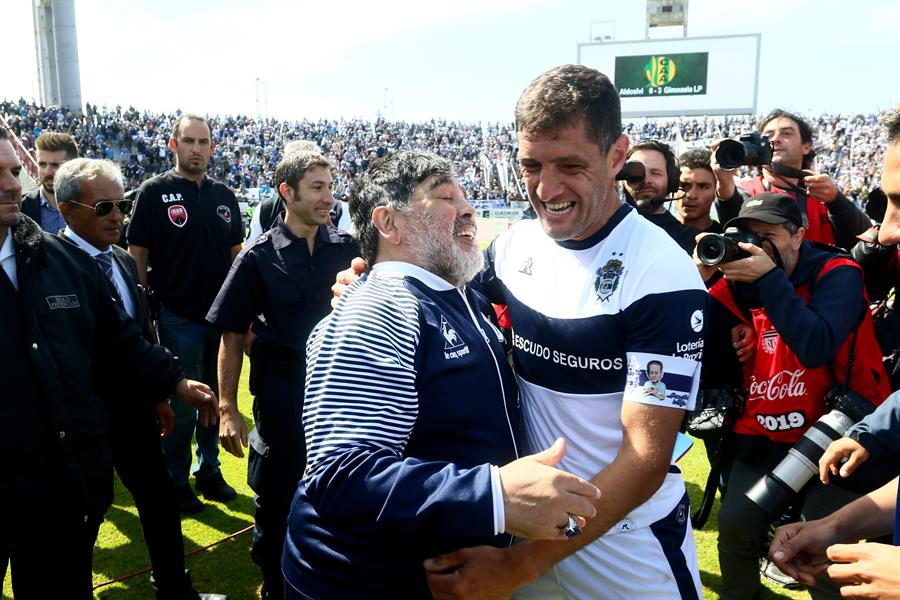 Diego Maradona festeja la victoria de Gimnasia y Esgrima La Plata