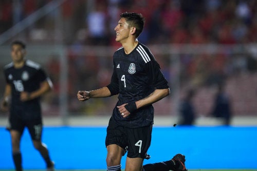 Edson Álvarez festeja un gol con el Tri