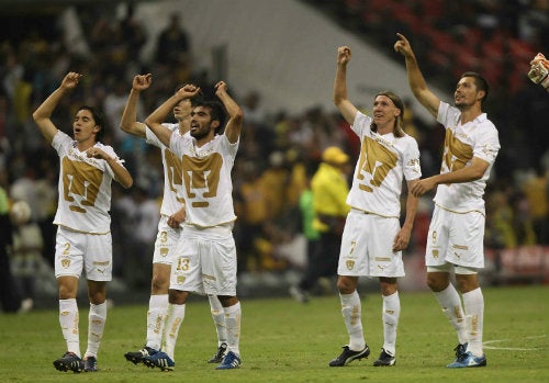 Jugadores de Pumas celebran el triunfo vs América en el Azteca