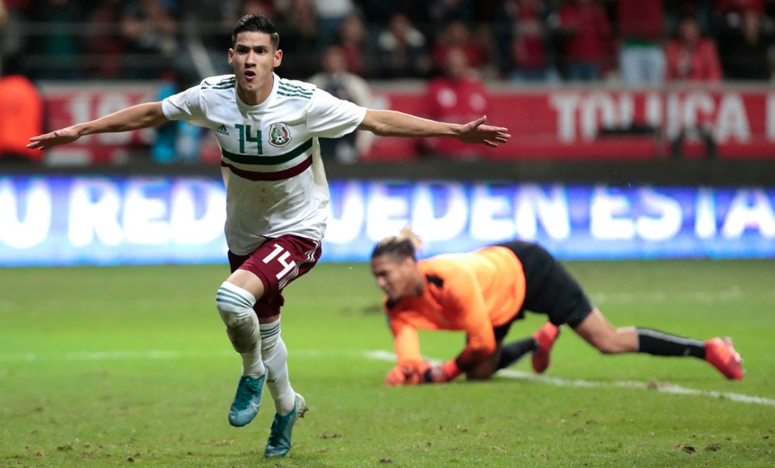 Uriel Antuna celebrando un gol con el Tri