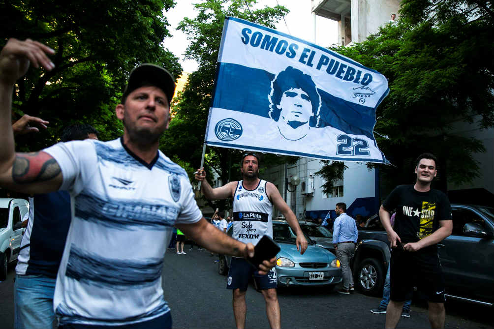 Seguidores exigen que Maradona se mantenga en el banquillo