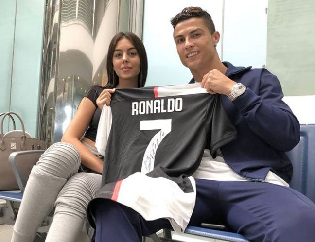 Georgina Rodríguez y Cristiano Ronaldo sonríen para la foto