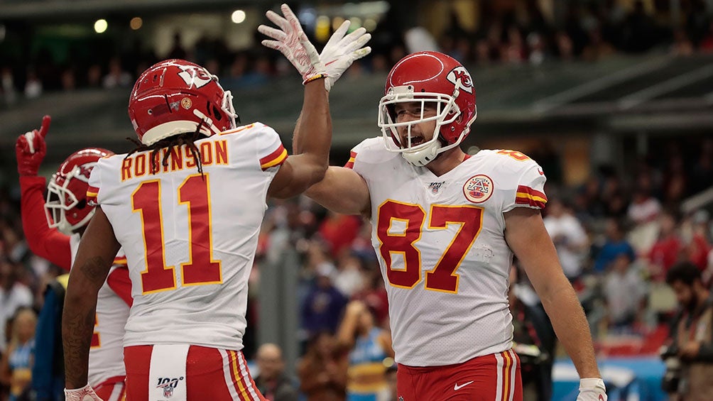 Travis Kelce celebra touchdown de los Chiefs en el Azteca