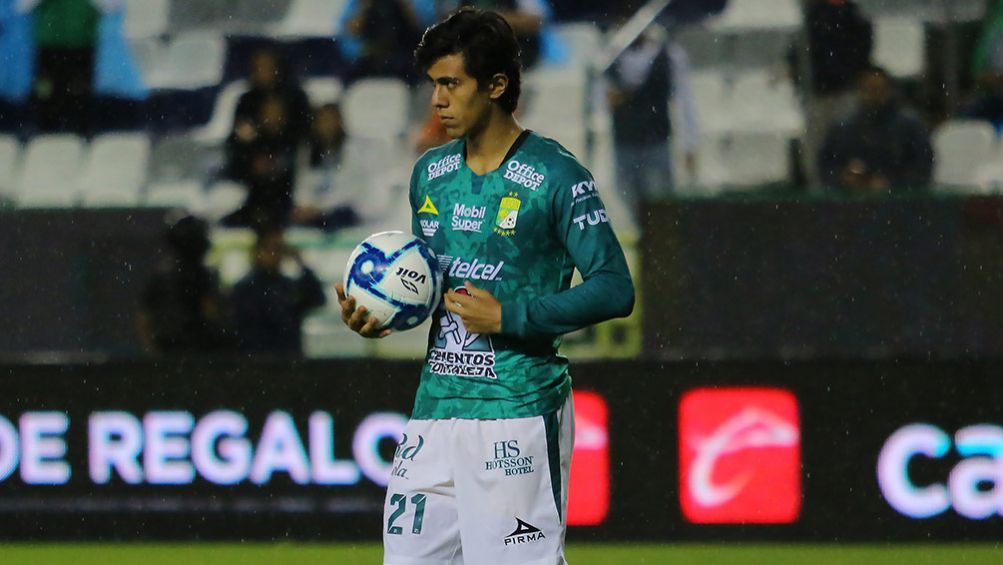 JJ Macías toma un balón con las manos