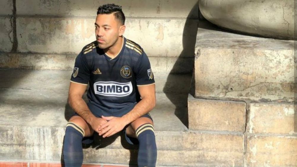 Marco Fabián posa con la playera del Philadelphia Union