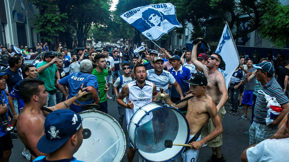 Afición de Gimnasia y Esgrima La Plata  piden continuidad de Maradona