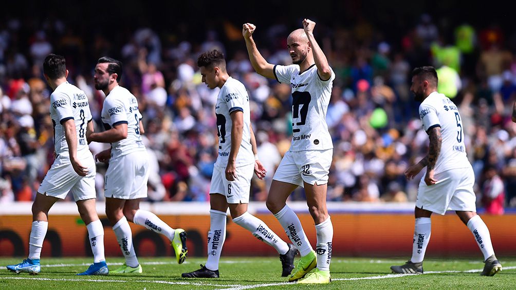 Jugadores de Pumas festejan un gol